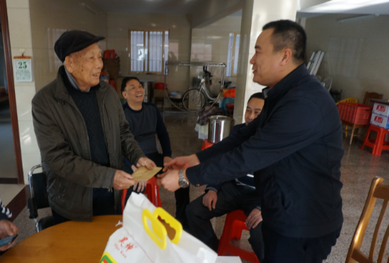 已处理1548405191413新春送上祝福  情暖困难党员3.png