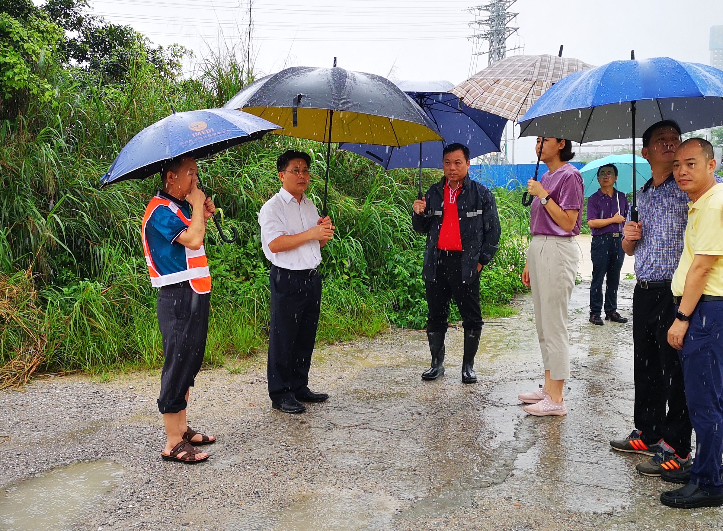 5月29日，简局带队到江门大道北鹤山段现场勘察，就排水问题和其它存在问题与各方沟通，共同解决存在问题1_看图王.jpg