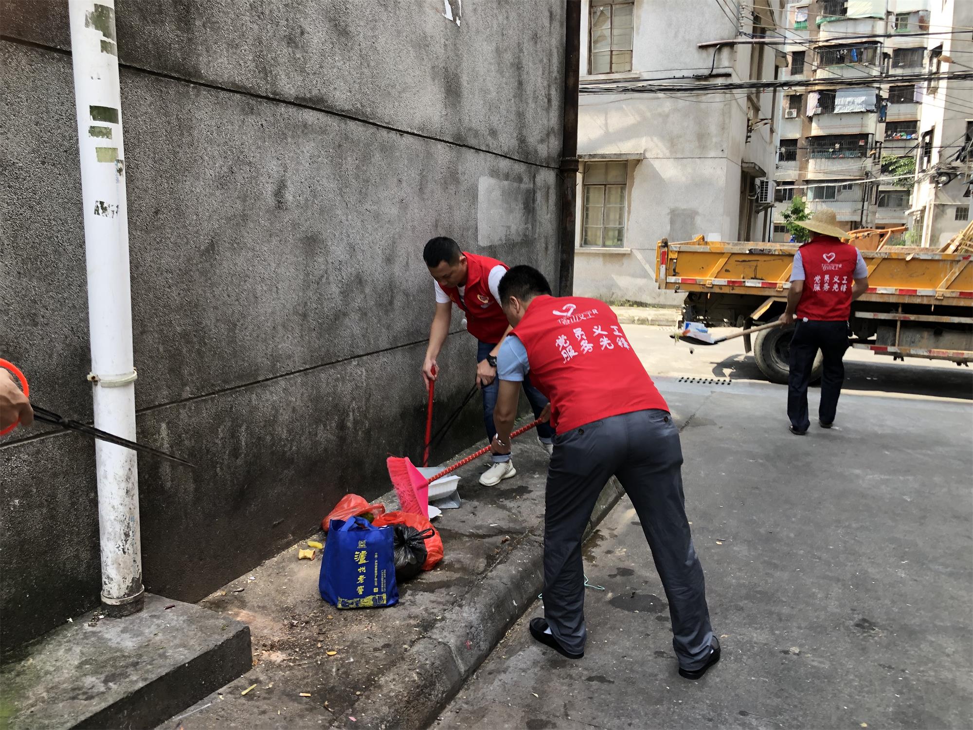 清理背街小巷垃圾1.jpg