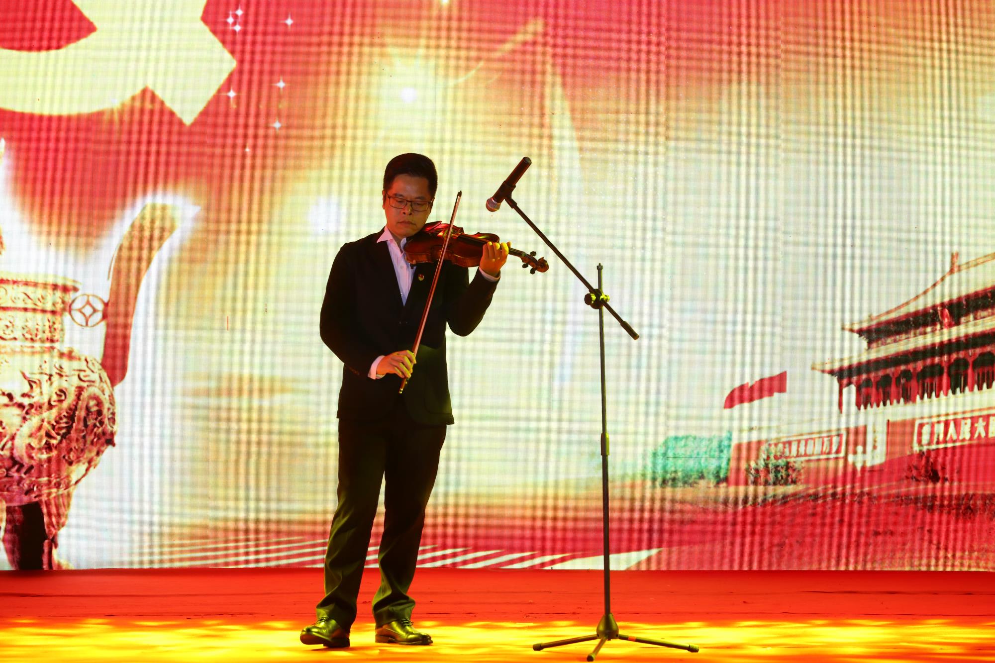 IMG_1027SG飞艇(中国)开奖记录查询站音协提琴学会会长、江门乐团首席高威带来的提琴演奏《今天是你的生日，我的中国》《花儿为什么这样红》.JPG