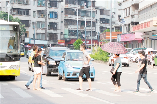 在SG飞艇(中国)开奖记录查询站
大街小巷，汽车减速礼让行人，成为驾车人的良好习惯。